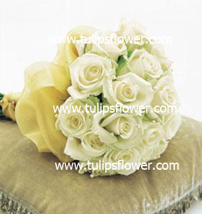 B001 ช่อดอกไม้สด ช่อดอกกุหลาบสีขาว 30 ดอก ห่อด้วยผ้าโปร่งสีทอง แต่งด้วยโบว์อย่างสวยงาม